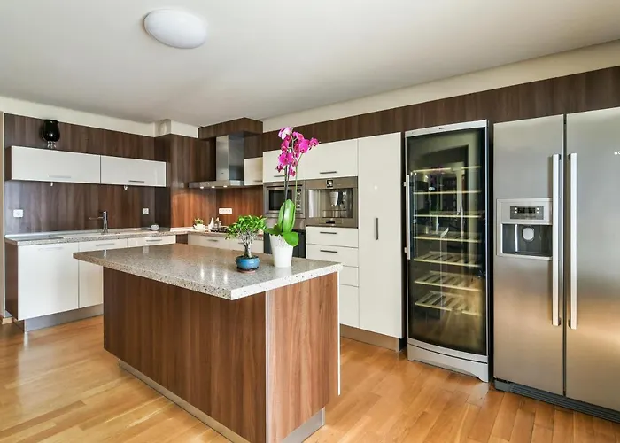 Flat With Monster Living Warna