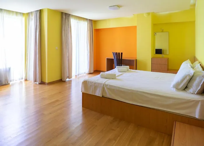 Apartment Flat With Monster Living Warna