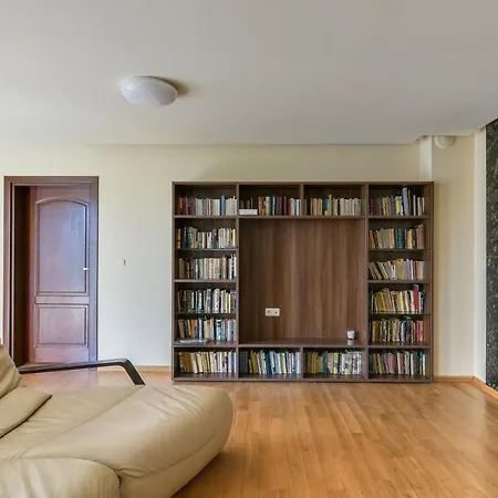 Flat With Monster Living דירה