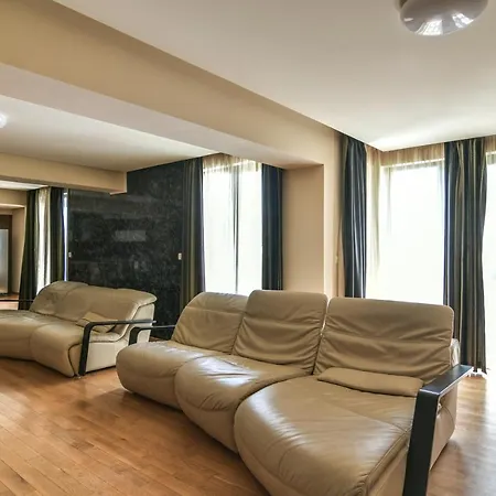 Апартамент Flat With Monster Living Варна