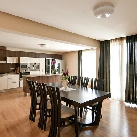 Flat With Monster Living Апартамент *